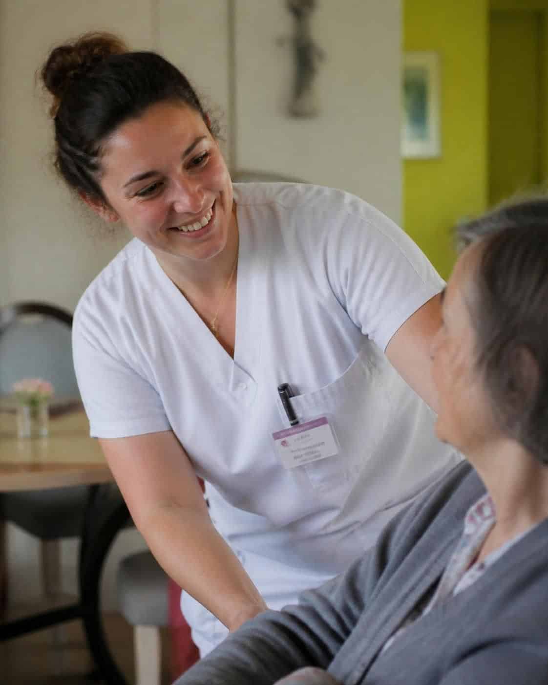 comment réussir votre vae dans le secteur médico-social pour les métiers d'aes, aide-soignant et assistante sociale, avec des conseils pratiques et des informations essentielles.
