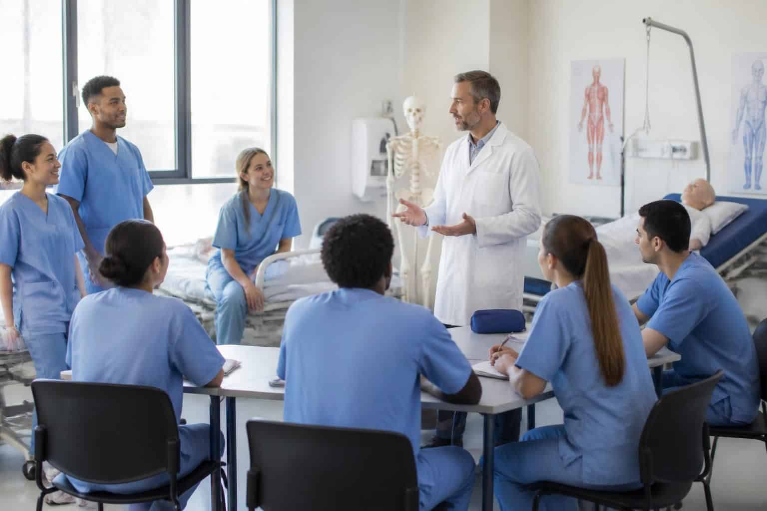 découvrez notre formation aide-soignant financée par france travail pour acquérir rapidement les compétences nécessaires et booster votre carrière dans le secteur de la santé.